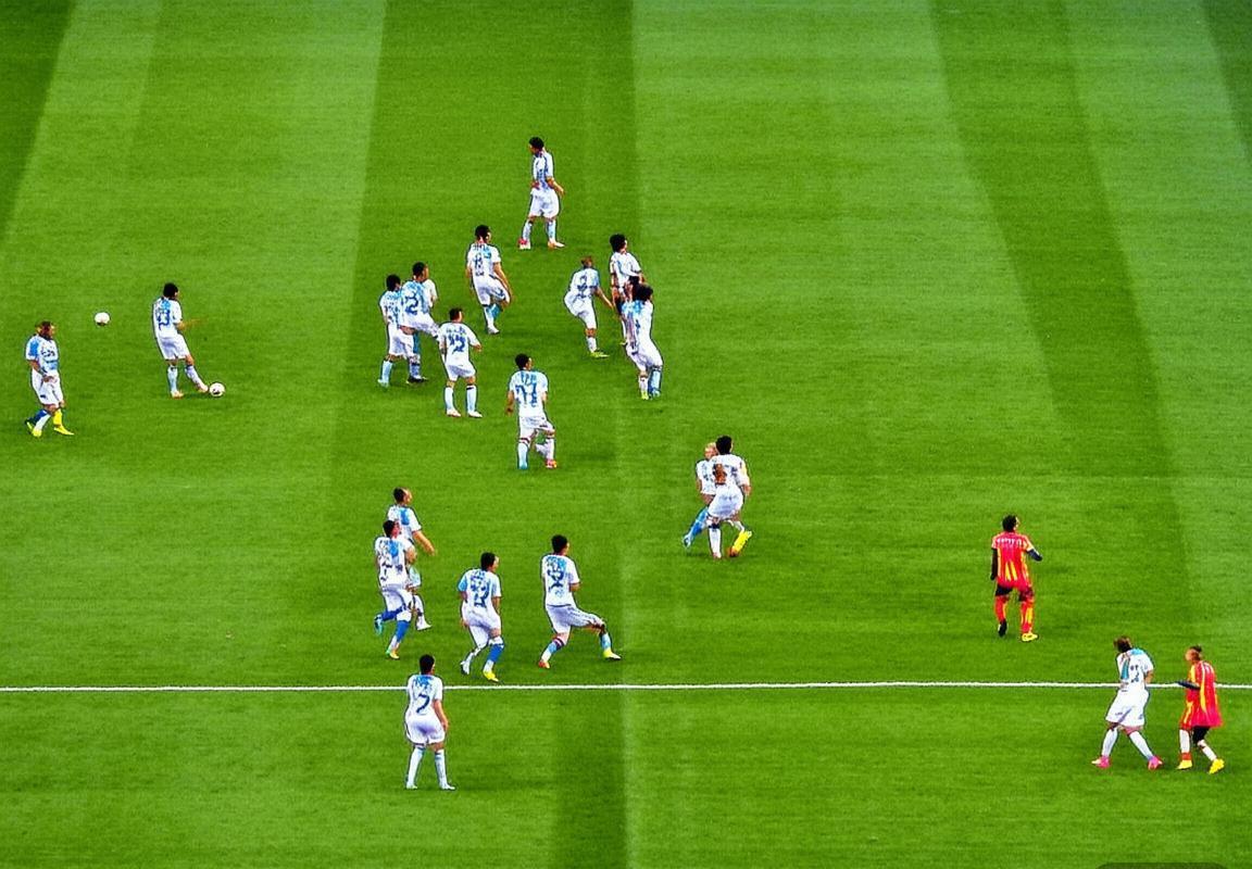 巴塞罗那VS格林纳达：西甲焦点战前瞻与战术对决(图3)